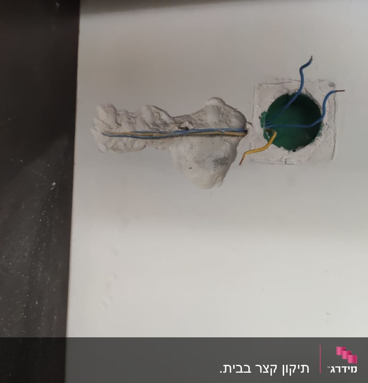 חוטי חשמל גלויים בתוך הקיר לאורך כל המטבח...